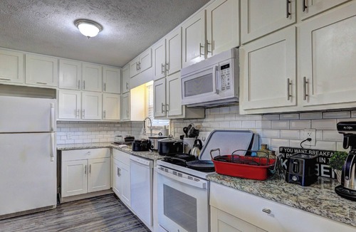 Mableton House | Varners Station - King Bed, Smart TVs & More!