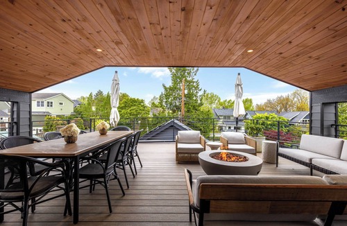 West Queen Anne House | VIEW from 2 Rooftop Decks, Walk to Kerry Park, Minutes to DT and Space Needle