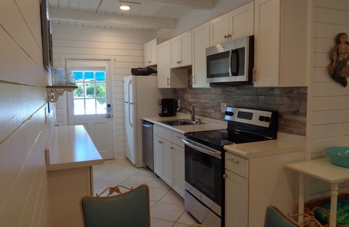 Crescent Beach House | VINTAGE BEACH COTTAGE SAVE JULY 19-22! 90 sec. walk to beach! Supplies Included!