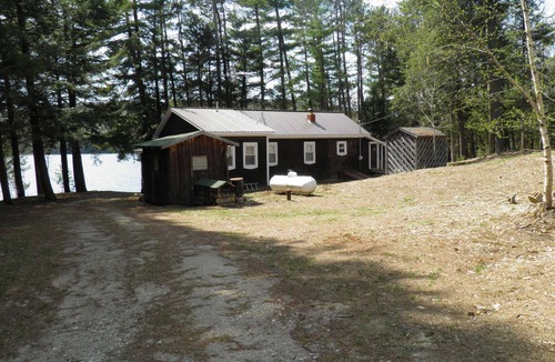 Livermore Cottage | Vintage Rustic Cottage on Brettun’s Pond, boat accessible, PET FRIENDLY!