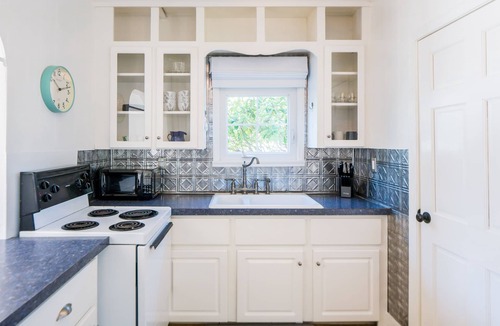 Newport East House | WALK to BEACH/CLIFF WALK! FANTASTIC Location! July OPENING! Fenced yard! Pets!