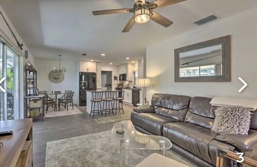 Venice Condo | Walk to beach-great Venice island location! Close to Sharkey's and the pier.
