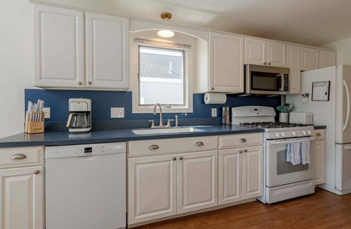 Jerusalem House | Walk to Beach! Renovated East Matunuck Home Near Dog Beach & Marina
