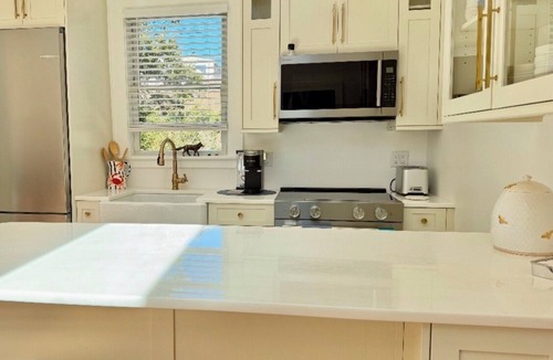 Easton's Point Cottage | Walk to beach, sleeps 5, minutes to Newport Attractions. Newly Renovated Cottage