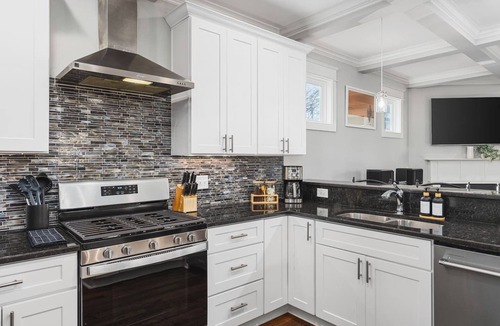 Hope Gardens House | Walk to Broadway & Germantown - Large House w/Patio & Porches - Free Parking