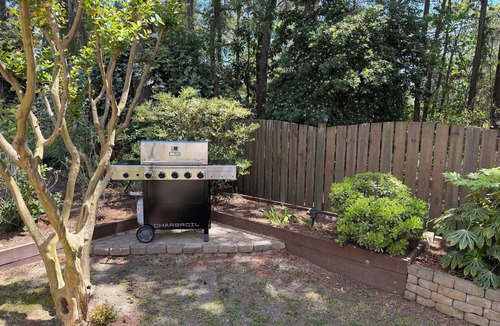 Manteo House | Walk to Manteo Waterfront 3BR Retreat Outdoor Shower + Spacious Decks