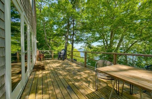 Round Pond House | Waterfront Cottage! Family-Friendly Hideaway