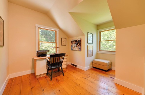 Round Pond House | Waterfront Cottage! Family-Friendly Hideaway