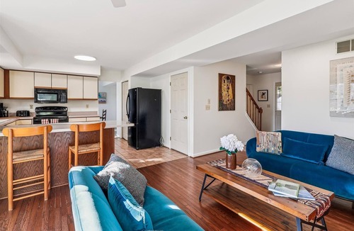 Arnold House | Waterfront home: history, nature and comfort