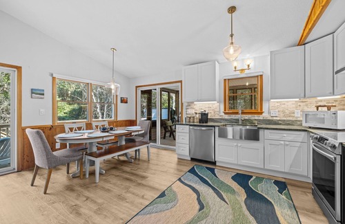 Southern Shores Cottage | Wave Call, in Southern Shores, “Drop-in” for surf and sand!