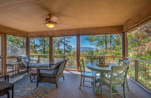 Lynn House | White Oak Vista | A Peaceful Cabin with Breathtaking Views | Under 20 min to TIEC