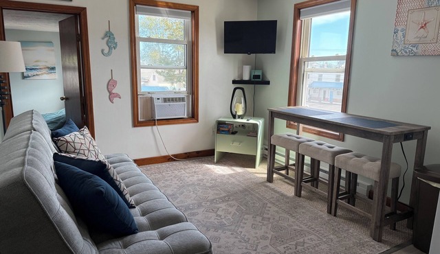 1 Bedroom Downtown Condo, Walk to the Beach & Pier