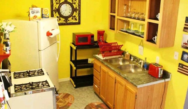 1 min Walk to Downtown, Free Parking, Pets OK
