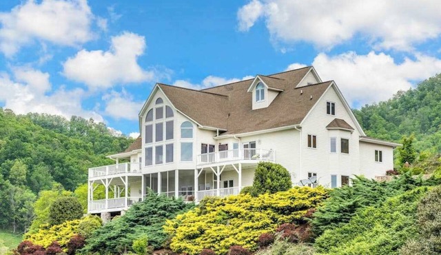 10-acre manor with Blue Ridge views, game room, hot tub & private vintage diner