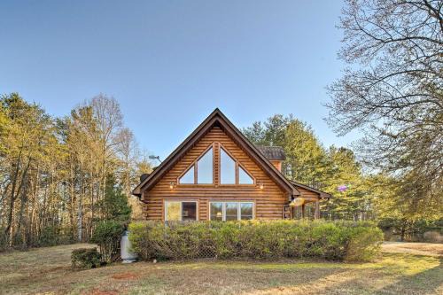 10 Mi to Lake Lure: Mtn-View Cabin w/Deck & Loft!