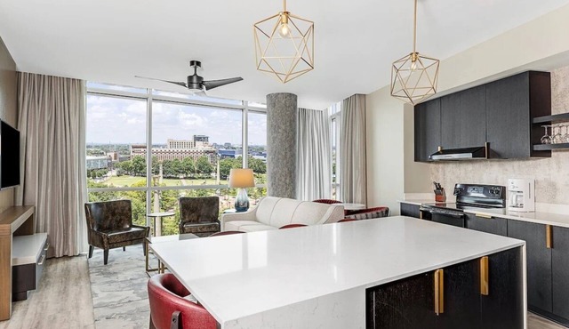 1BD/Atlanta - Downtown w/Rooftop Pool and Pool Bar!