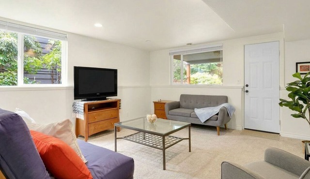 2-bedroom apartment in peaceful Seattle neighborhood near beach and downtown