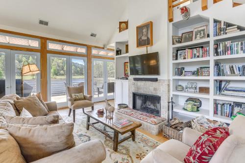 2 Docks + Paddleboard: Lakefront Alabama Retreat!