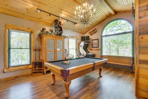 2 Mi to Gatlinburg Strip: Serene Cabin w/Hot Tub!