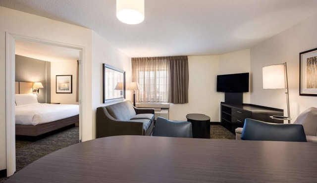 2 Pet-Friendly Suites w/Full Kitchen and Near NYC Commute