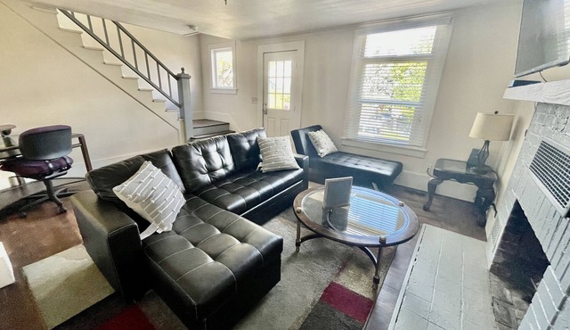 2BR/1.5BA - AC- Private upper unit of a duplex house. Few steps to Light Rail