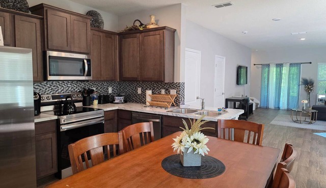 2BR/2.5BA Home- King-Queen-Bunk Bds - Near DT JAX