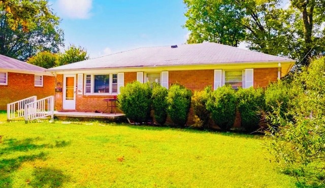 30 day min stay - A quiet newly remodeled brick home.