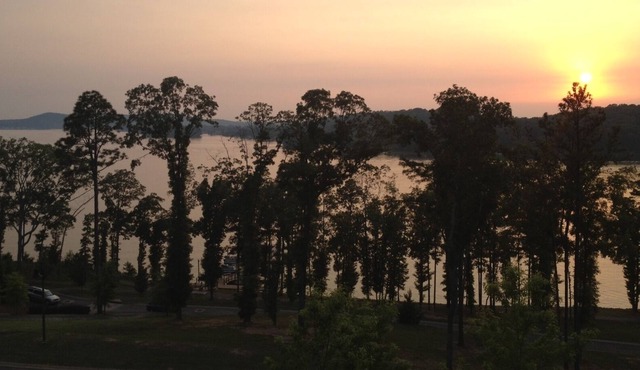 3BR / 2BA Condo with Incredible Lake View