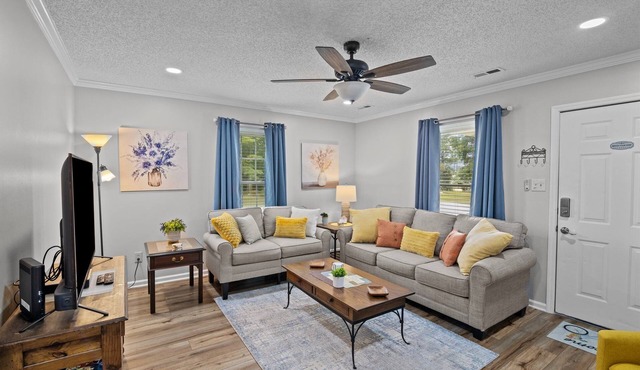 3BR Retreat with King Suite and Pet-Friendly with Fully Fenced Yard