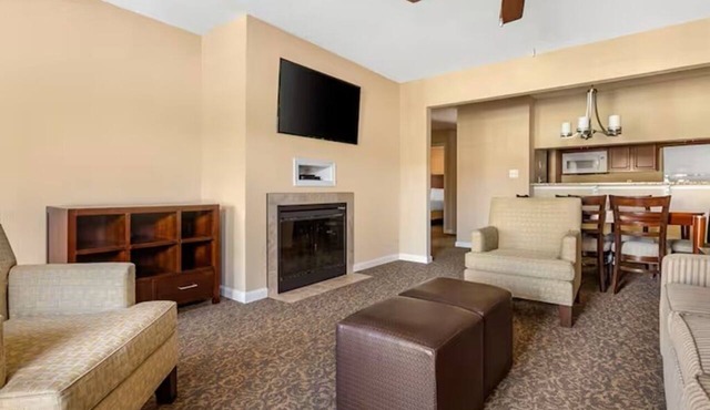 4 BDRM SLEEPS 16 GREAT LOCATION NEAR BUSCH GARDENS INDOOR OUTDOOR POOLS HOT TUBS