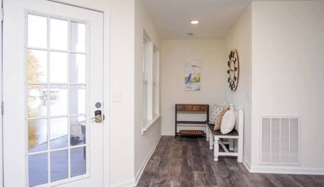4-bedroom lakefront house in charming Leesburg with WiFi, AC.Enjoy your stay