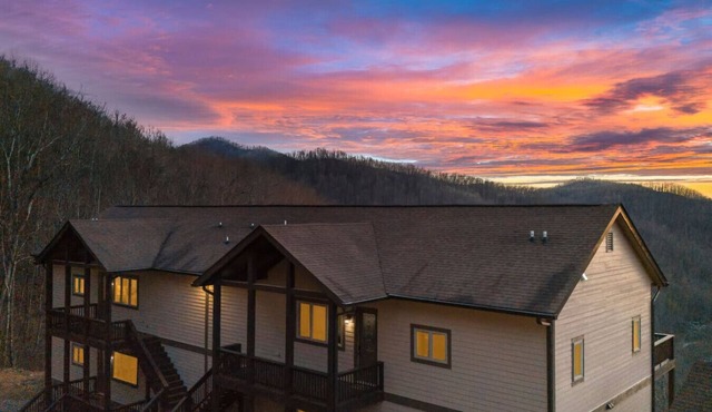 4-Unit Mountain Retreat | 8BR, Views, Near Smokies