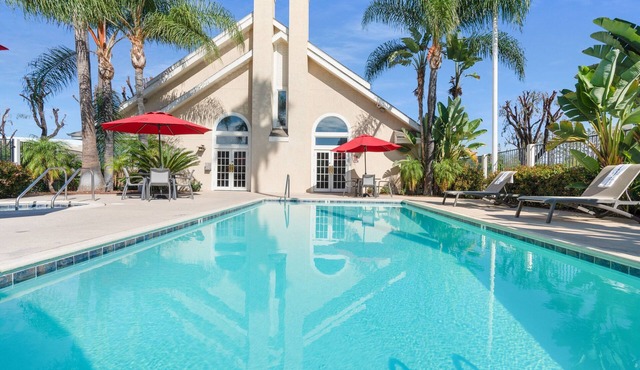 4 Units: Full Kitchen Suite, Pool, Free Breakfast | 1.1 Mi to Brea Sports Park
