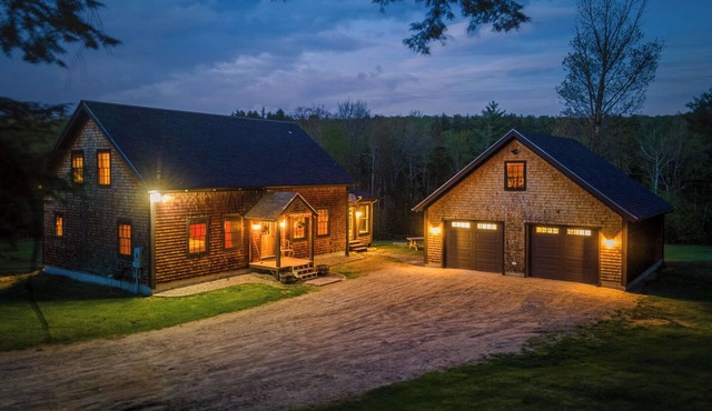 40 acre Charming 3-bedroom house with WiFi and AC in wonderful Sandwich, NH