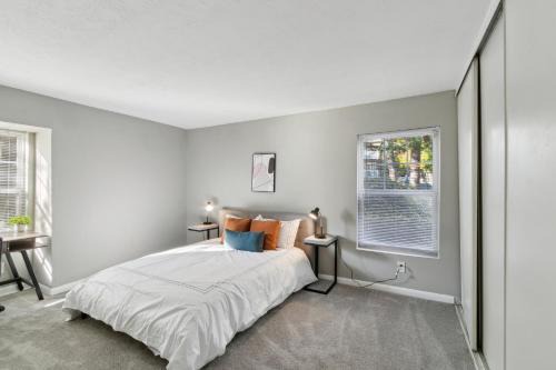 400 winchester 605 l 2 Bed 2 Bath Newly Furnished