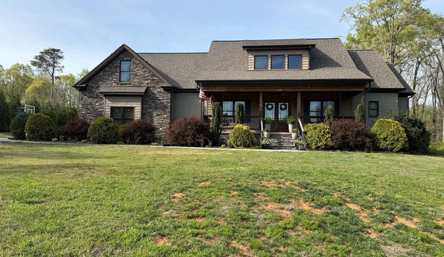 5-bedroom home with pool and hot tub in Thomasville. Relax with the family.