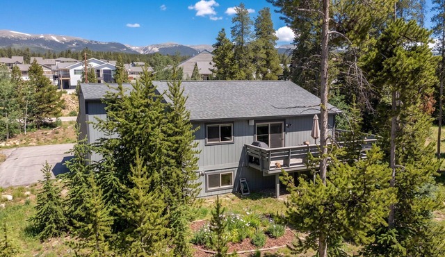 59 Jabberwocky Home Fraser vacation home family getaway, outdoor hot tub, garage