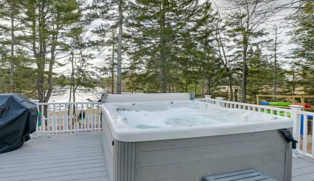 5BR Waterfront Kid & Pet Friendly Hot Tub /Playscape /Kayaks! [Ocean Oasis]