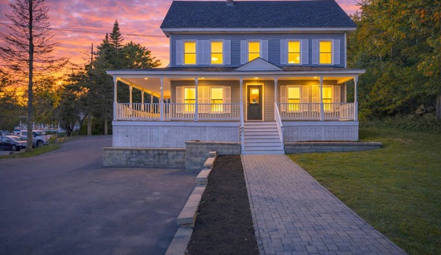 6BR Downtown, Lake View, Games, Fire Pit & Grill, 3 King Beds, Dog Friendly