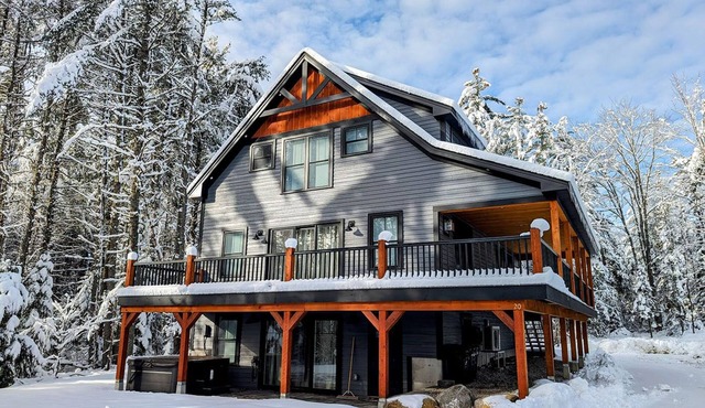 A/C, Deck w/Seating, Grill, Hot Tub, Large Yard