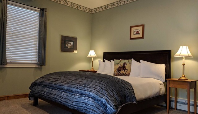 A spacious Ground-level King/King 2-room Suite B&B in Downtown Shelburne - Delicious Breakfasts! BAR