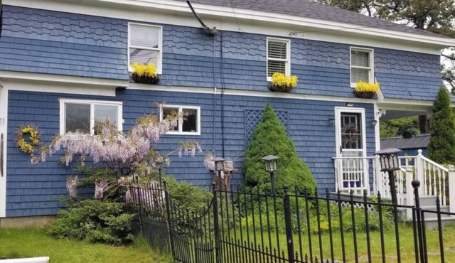 Ahhh, sweet Maine! Charming 4-bedroom cottage with air-conditioned bedrooms.