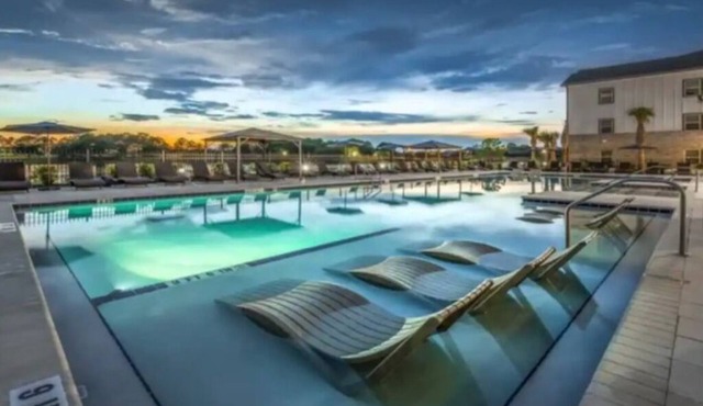 Arlington Oasis! Pool, Gym, King Bed, near Shopping & Mayo Clinic