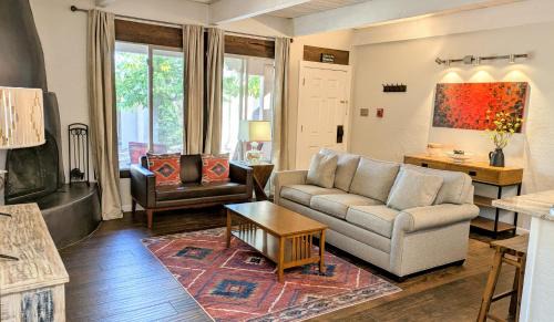 Artist Rd Retreat -Walk to Plaza, nestled in the Foothills of the Mountains