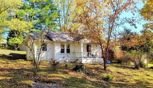 Asheville Cottage with Hot Tub - renovated, quiet, huge yard, mins to Asheville.