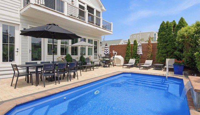 "Beach Block! Pool, Roof Deck, 7BR/6BA, Sleeps 16