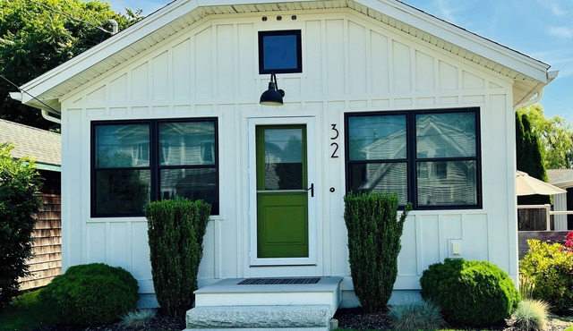 BEACH COTTAGE walking distance to beaches, dining & shops!