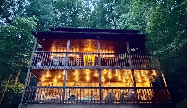 Bearfoot Bliss-Bear Hunt Arcade Hot Tub- Fire Pit- Adventure Cabin-Sleeps 12