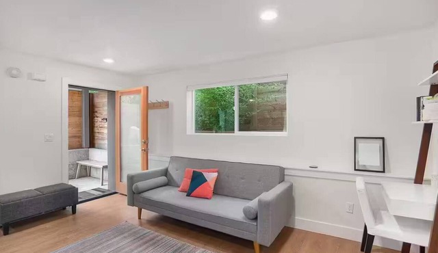 Beautiful 1-bedroom apartment, pvt courtyard w/kitchen, laundry, AC in Portland