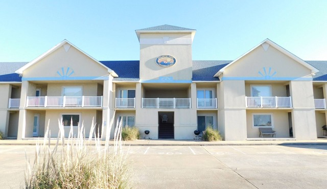 Beautiful and Spacious, 2 bed 2 full bath, pool and jacuzzi, steps to the ocean